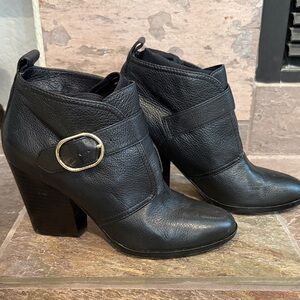 Cole Hahn Black leather booties size 8.5B